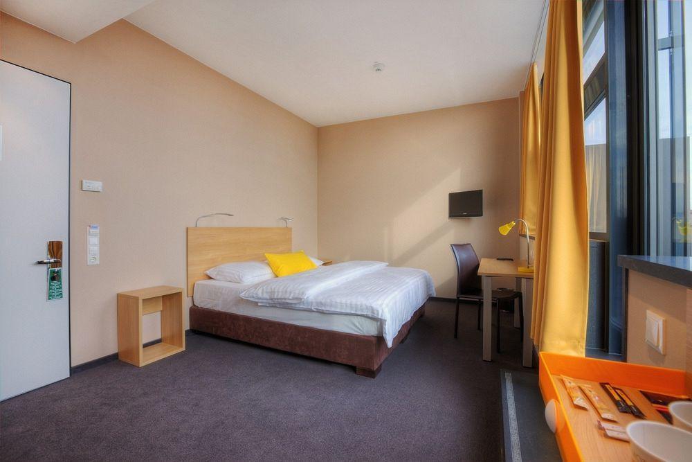B&B Hotel Muenchen-Moosach Екстериор снимка